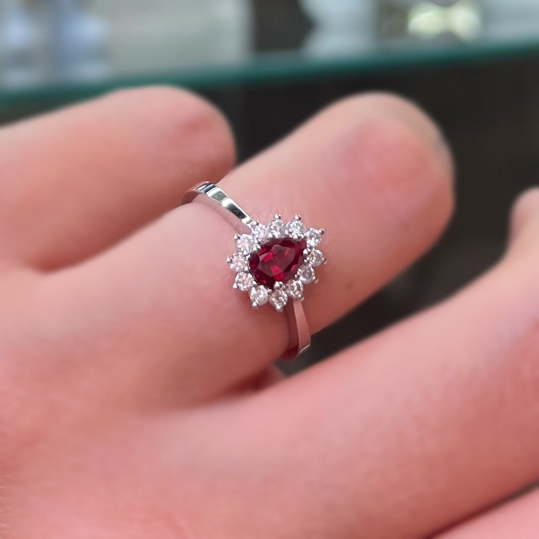 Диамантен пръстен с рубин, изработен от бяло злато с тънка златна халка.